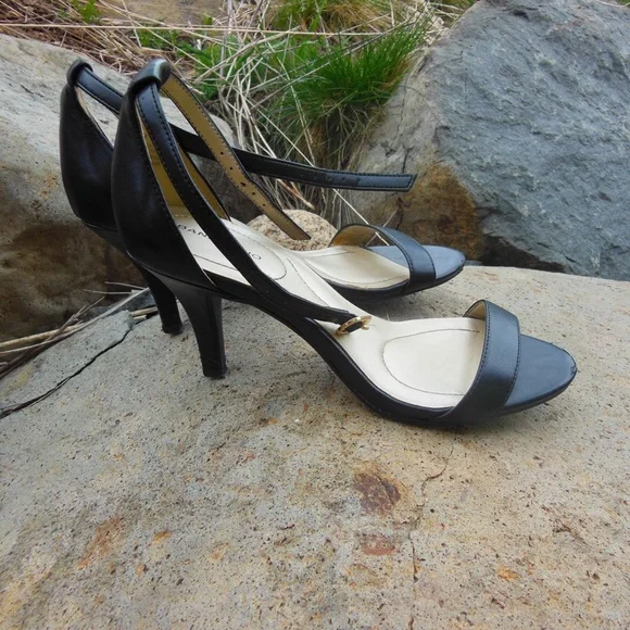 Bandolino Black Heels with Modern Elegance - Picture 1 of 3
